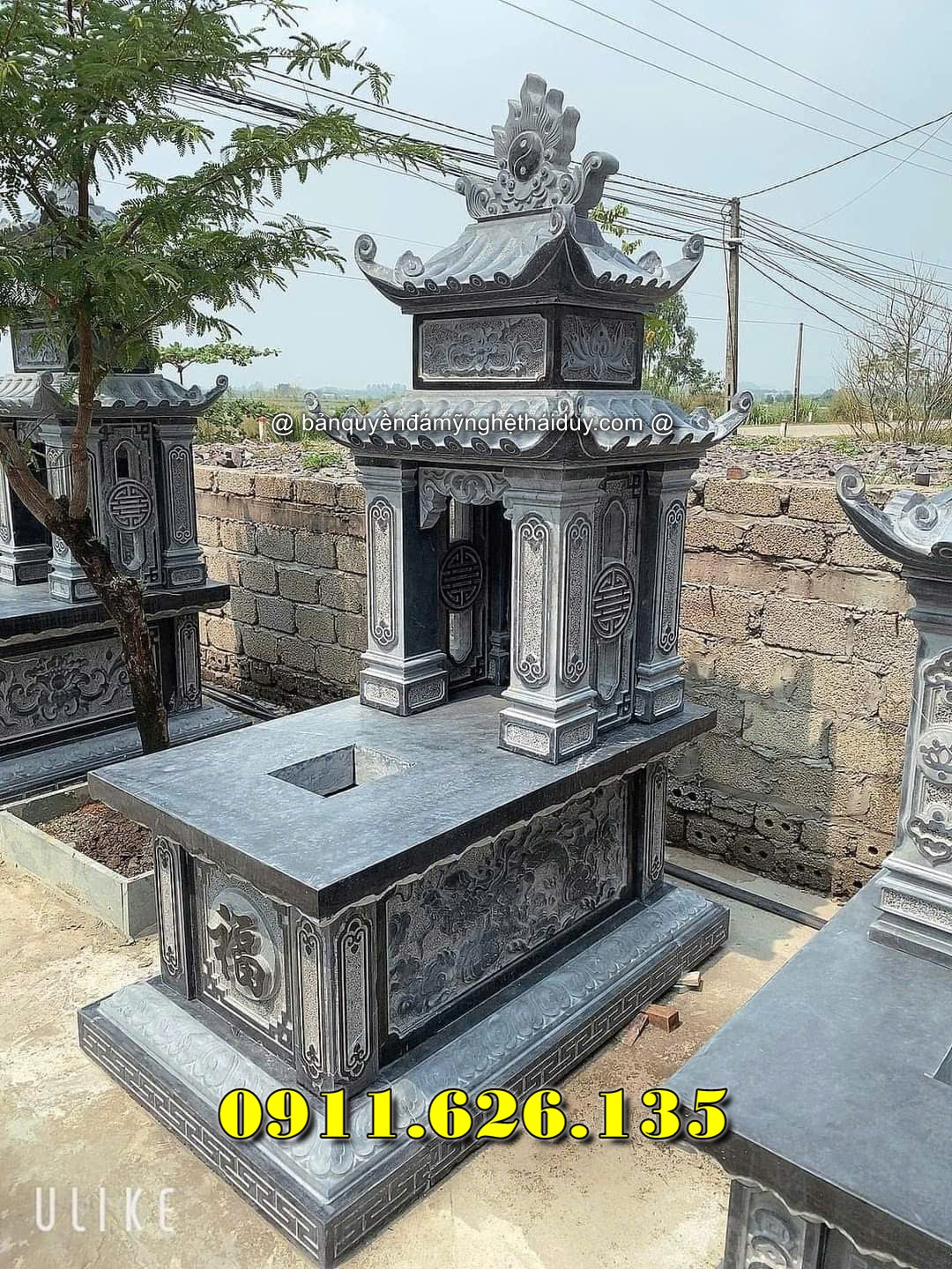 khu lăng mộ gồm có những hạng mục như ,hàng rào,cột đồng chụ,bình phong ,cột tứ trụ ,lư hương,cuốn thư,bàn lễ,rồng,cuốn thư,đèn thờ,bậc tam cấp,tường bao,Nghê đá, sư tử đá,Bàn thờ ngoài trời (bàn thờ thiên) thờ Trời, Thần linh, Thổ địa